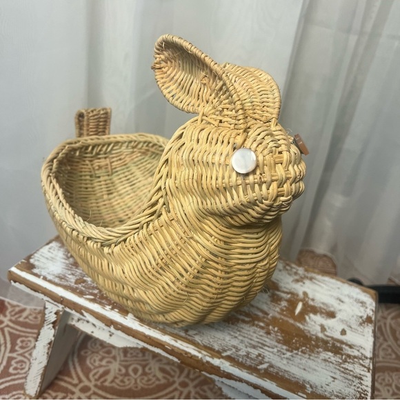 Vintage wicker bunny shaped basket, no handle - Picture 1 of 7